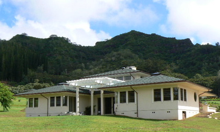 The floor plan of the house is shaped like a giant 'U' with the open end toward Makaleha. The two 'wings' of the house embrace and create a sheltered private outside space, which is covered by an oversized trellis structure with a glass roof to protect from rain.