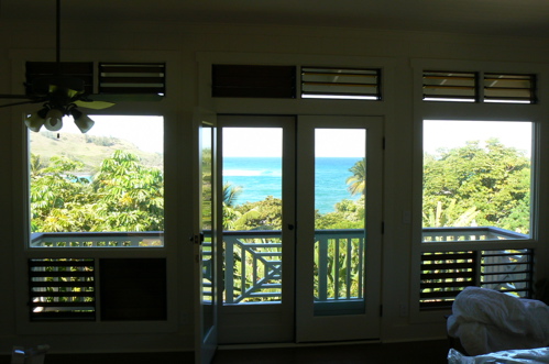 Lots of natural ventilation and a deck facing directly out to sea makes this 500 sq.ft. Guest Cottage the best seat in the house