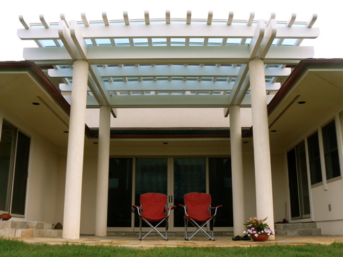 The back viewing area is protected by the house, and sheltered by the glass-roofed trellis. The height of the trellis was carefully determined so as not to obstruct the view of Makaleha Mountains from the interior. The 16'-0" sliding glass doors disappear into side pockets.